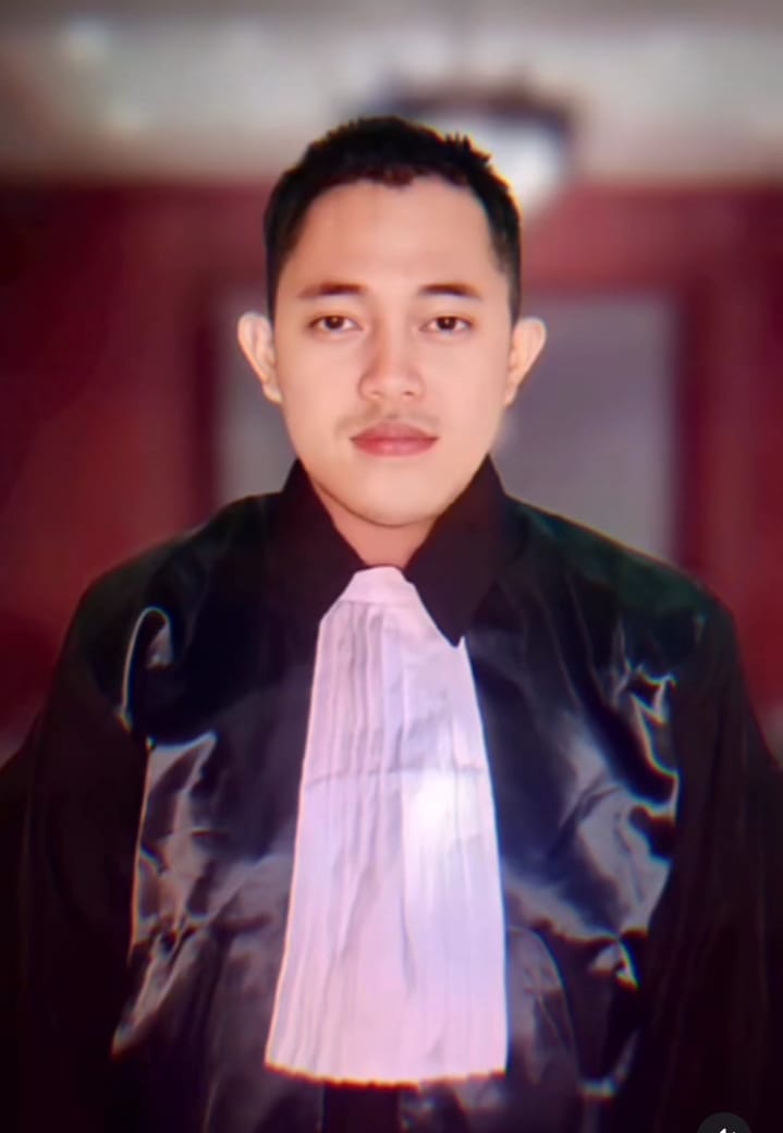 Pengacara wanita profesional dengan jas bisnis abu-abu